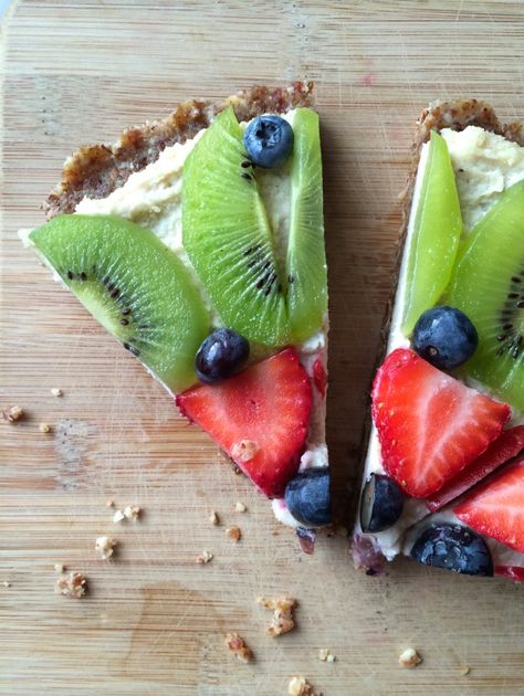 Raw Fruit Breakfast Ideas, Raw Vegan Pizza Recipe, Raw Vegan Fruit Salad, Raw Vegan Breakfast Recipes, Raw Breakfast Recipes, Raw Plant Based Recipes, Raw Vegan Pizza, Raw Pizza, Raw Vegan Recipes Easy