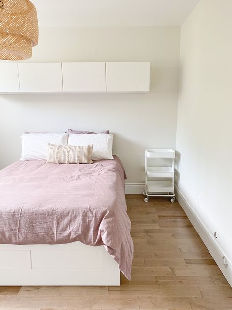 Small Double Bed Ikea, Ikea Besta Over Bed, Cabinets Above Bed, Above Bed Storage Ideas, Closet Above Bed, Cabinet Above Bed, White Bedframe Bedroom Ideas, Above Bed Storage, Storage Above Bed