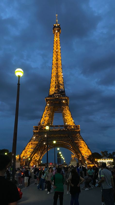 Paris Tourist Spot, Midnight Aesthetic, Paris Tourist, Pretty View, Dark Sky, Paris Eiffel Tower, Tourist Spots, Dark Skies, At Midnight