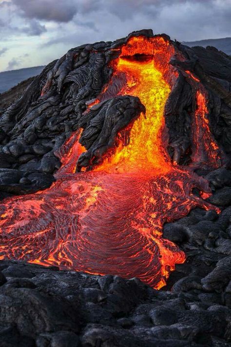 Volcano Volcano Pictures, Dangerous Beauty, Volcano Lava, Erupting Volcano, Hawaii Volcanoes National Park, Hawaii Volcano, Lava Flow, Active Volcano, Natural Phenomena