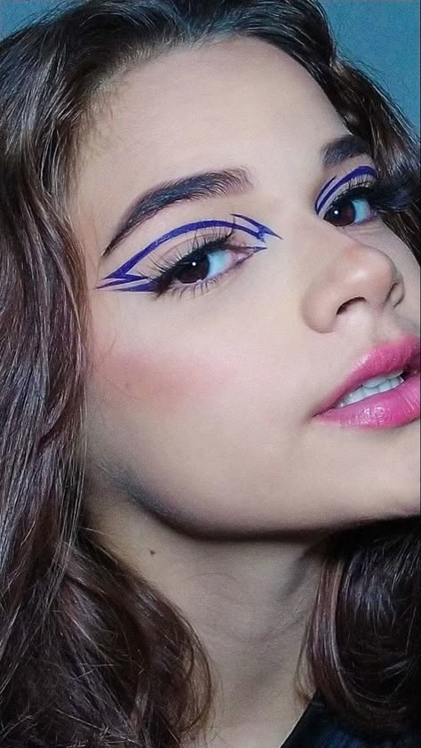 Cute Graphic Liner Looks, Abstract Eyeliner, Techno Makeup, Colorful Graphic Liner, Graphic Liner Ideas, Eyeliner Graphic, Artsy Makeup, Face Art Makeup, Graphic Makeup