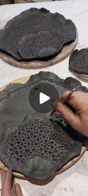 Wall Art Ceramic Design, Black Clay Pottery Ideas, Glazes On Black Clay, Clay Gift Ideas For Friends, Black Clay Ideas, Black Clay Ceramics, Black And White Ceramics, Black Ceramic Texture, Clay Art Projects Ideas