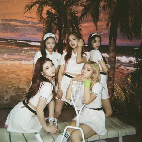 itzy ot5 group icon Itzy Ot5, Itzy Official, Imaginary Friend, Love Love, On Instagram, Instagram