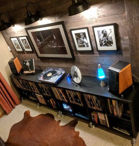 Music Room Vinyl, Office Record Room, Mcm Music Room, Vintage Music Room Ideas, Vynil Room Ideas, Contemporary Music Room, Vinyl Record Setup Ideas, Vinyl Collection Room, Gaming And Music Room