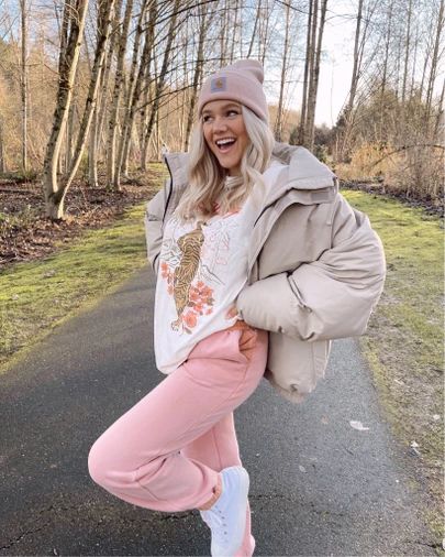 Outfits With Carhartt Beanie, White Beanie Outfit, Pink Carhartt Beanie, Carhartt Beanie Outfit, Bre Sheppard, Beanie Outfit, Carhartt Beanie, Seattle Fashion, Cuffed Beanie