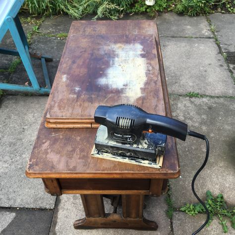 Singer Sewing Machine Repurposed, Old Singer Sewing Machine, Repurpose Crafts, Singer Table, Old Sewing Machine Table, Sewing Table Repurpose, Singer Sewing Tables, Singer Sewing Machine Table, Stitching Machine