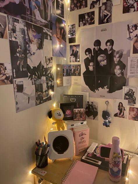 Room Ideas Music Aesthetic, Kpop Room Inspiration, K Pop Desk Ideas, Kpop Desk Ideas, K Pop Room Ideas, Kpop Desk Setup, Kpop Room Ideas, Aesthetics Room Decor, Kpop Desk