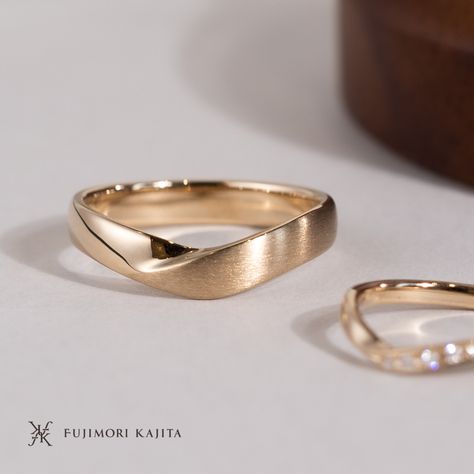 A V-shaped 18k champagne gold wedding band with hairline texture and glossy surface. A timeless and elegant design handcrafted by the Japanese craftsmen. Daylight Ring, Textured Wedding Band, Unique Symbols, Wedding Stories, Craft Wedding, Twist Ring, Wedding Story, Classic Ring, Champagne Gold