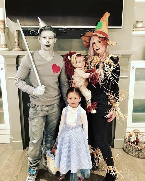 20 Family Halloween Costumes Perfect For Your Crew - Cleo Madison Dobby Costume, Matching Family Halloween Costumes, Modest Halloween Costumes, Stranger Things Halloween Costume, Diy Fantasia, Family Themed Halloween Costumes, Sibling Halloween Costumes, Great Costume Ideas, Themed Halloween Costumes