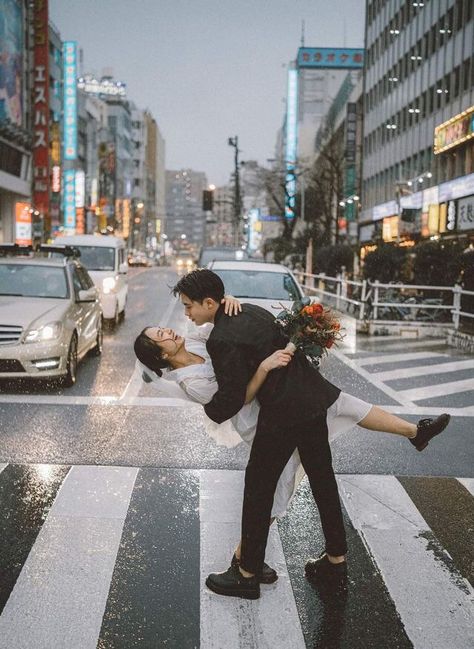 Taiwan Pre Wedding Photoshoot, Tokyo Wedding, Pre Wedding Photoshoot Theme, Wedding Snow, Street Couple, Nostalgic Wedding, Japan Wedding, Marriage Romance, Wedding Photoshoot Props