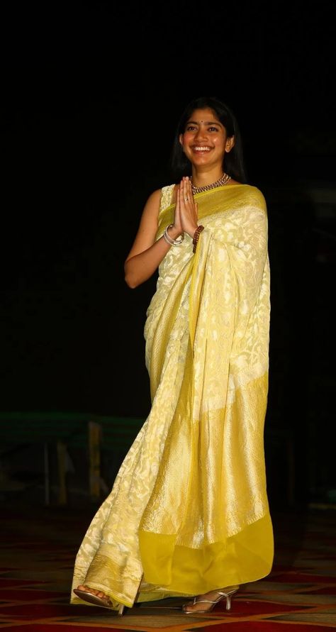 sai pallavi in a yellow saree at vp trailer launch1 Simple Chic Outfits, Orange Skirt Outfit, Yellow Silk Saree, Alternative Fashion Grunge, Off White Saree, Sai Pallavi, Beautiful Sarees, Simple Kurti Designs, Latest Designer Sarees