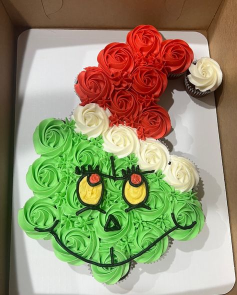 Whoville Characters, Graduation Sheet Cakes, Green Icing, Grinch Cake, Anti Christmas, Pull Apart Cupcake Cake, School Christmas Party, Pull Apart Cake, Grinch Christmas Party