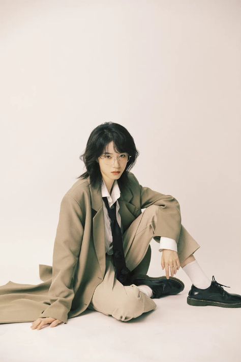 Walking Backwards Reference, Real Life References, Clothing Reference Photo, Sitting On Ledge Pose, Sitting Pose Reference Floor, Stock Photo Poses, Pretty Woman Outfit, Sitting On Knees, Fashion Reference