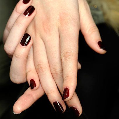 Rouge Noir on short nails, très chic! Vampy Nails, Dark Nail, Dark Nail Polish, Natural Nail Care, Pretty Nail Colors, Long Lasting Nail Polish, Nail Polish Trends, Pretty Nail Designs, Office Chic