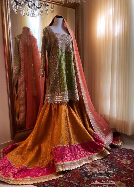 Sanchak Dresses Brides, Menhdi Dress, Mehndi Bride Dress, Mehandi Dress, Party Wear Outfits, Mehndi Bride, Wedding Outfits For Women, Desi Wedding Dresses, Asian Bridal Dresses