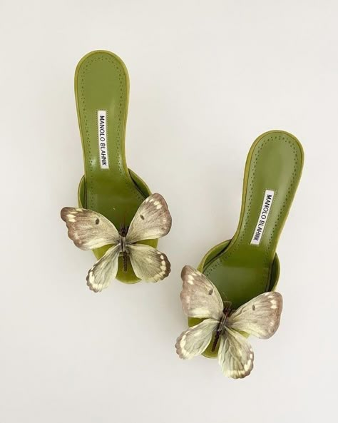 Manolo Blahnik Green, Shoes Heels Classy, Green Heels, Vintage Heels, Heels Classy, Fancy Shoes, Girly Shoes, Shoe Inspo, Aesthetic Shoes