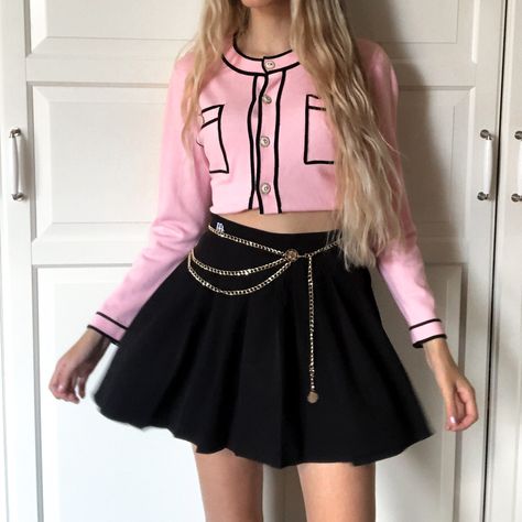 Pink Top Black Skirt Outfit, Chanel Pink Outfit, Chanel Inspired Outfit, Pink Top Outfit, Pink Outfits Aesthetic, Black Skirt Outfits, Money Clothes, Black And Pink Dress, Styles Ideas