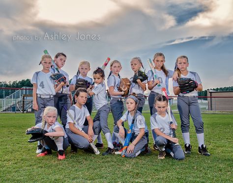 Softball Pictures Team Poses, Softball Sports Photography, Group Softball Pictures, Softball Team Pictures Group Photos, 8u Softball Pictures, Softball Photoshoot Ideas Team Pictures, Team Baseball Picture Ideas, Softball Team Photoshoot Ideas, Baseball Team Photos