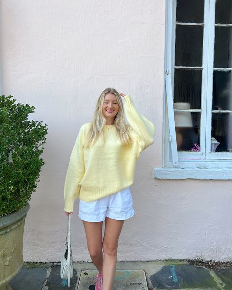 Color for fall.. yes pls🩷🌼🩷🌼 Yellow Sweater Outfit Fall, Yellow Sweater Outfit, Scandi Girl, Yellow Knit Sweater, Knit Sweater Outfit, Oversized Knit Sweater, Sweater Outfits Fall, Girls Fall Outfits, Sweater Outfit