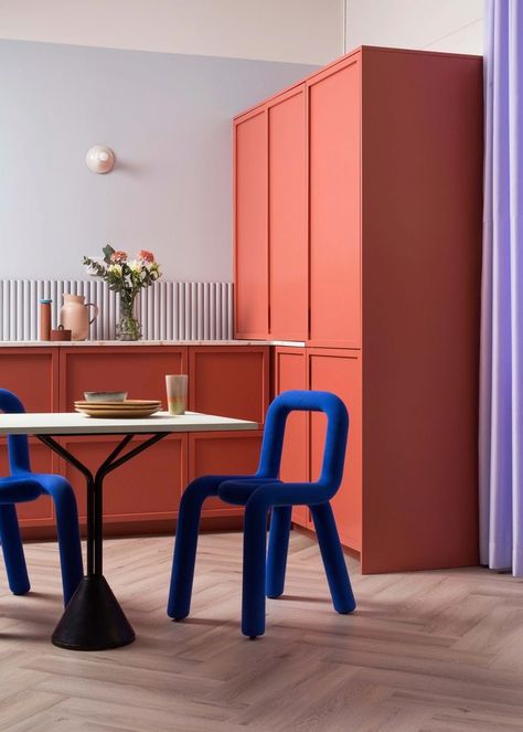 Bold Chairs, Blue Dining Chair, Wooden Floors, Eclectic Interior, Cool Chairs, Pink Walls, Kitchen Colors, Interior Inspo, Interior Design Kitchen