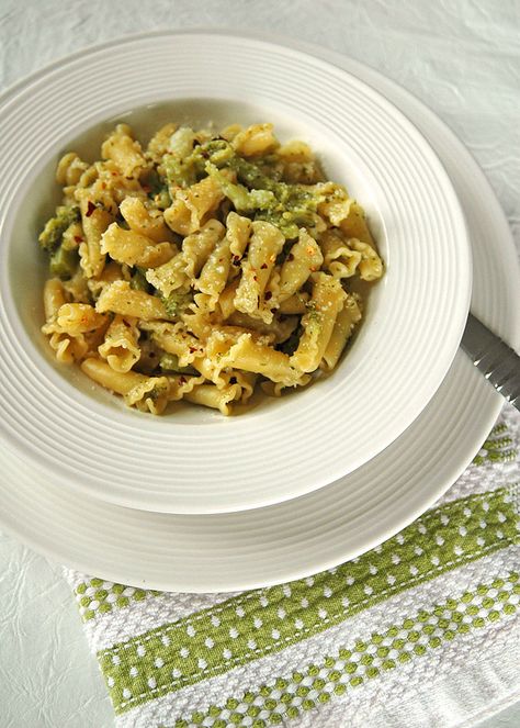 Pasta e Broccoli - One of our favorite meatless meals. The broccoli is cooked softly and almost melts, coating the pasta with garlicky goodness. A one-pot meal! - Cooking with Mamma C Pasta With Broccoli And Garlic, Pasta E Broccoli, Broccoli And Garlic, Broccoli Sauce, Monday Dinner, Pasta Broccoli, Pasta With Broccoli, Delicious Broccoli, Italian Cuisine Recipe