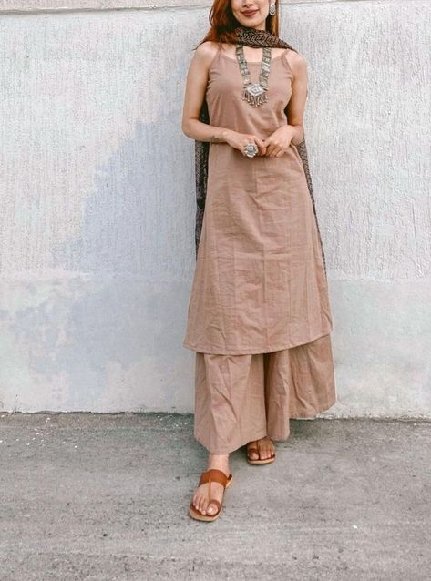 Beige Lehenga Simple, Indian Street Fashion, Kurta Ideas, Sarara Dress, Classical Aesthetic, Desi Fits, Simple Kurti Designs, Traditional Indian Dress, Casual Indian Fashion