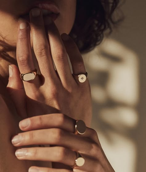 Fashion Fotografie, Jewelry Photography Styling, Ring Rosegold, Wide Face, Jewellery Photography, Jewelry Photoshoot, Foto Tips, Gold Signet Ring, Jewelry Model