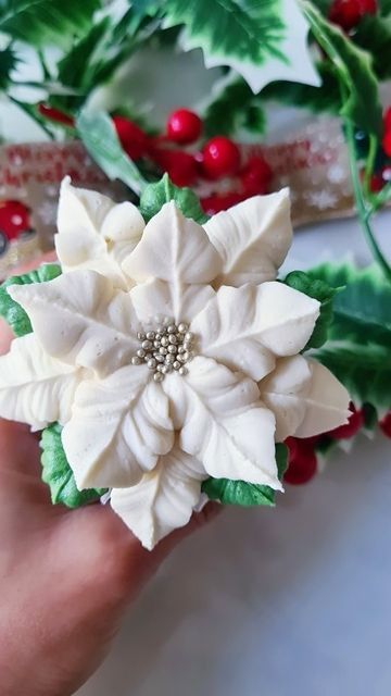 White Christmas Cupcakes Ideas, Poinsettia Buttercream Flower, Poinsettia Cake Ideas, Buttercream Cookie Decorating, Poinsettia Cupcakes, Poinsettia Cake, Flowers Cake Decorating, Cake Course, Royal Icing Designs