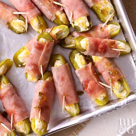 These will be your NEW favorite party appetizer! Pickle Poppers, Favorite Party Appetizers, Snacks Für Party, Starters Recipes, Jalapeno Poppers, Appetizers For Party, Stuffed Hot Peppers, Muffin Pan, Appetizer Snacks