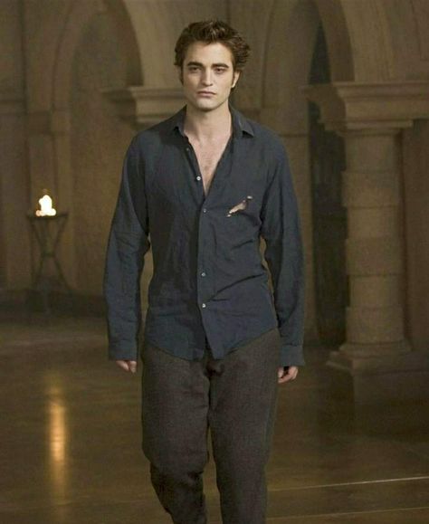 Edward Cullen Portrait, Edward Cullen Outfit Ideas, Edward Cullen Hot Pics, Edward Cullen Outfit, Twilight Cullens, Streetwear Wallpaper, Kristen Stewart Twilight, Imagines Crush, Alice And Jasper