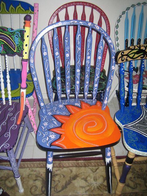 Personal Artwork - Painted Chairs by Carrie Butler at Coroflot.com Painted Chairs Diy, Paint Chairs, Painted Wooden Chairs, Chalk Paint Chairs, Furniture Makeover Inspiration, Hand Painted Chairs, Whimsical Painted Furniture, Funky Chairs, Whimsical Furniture