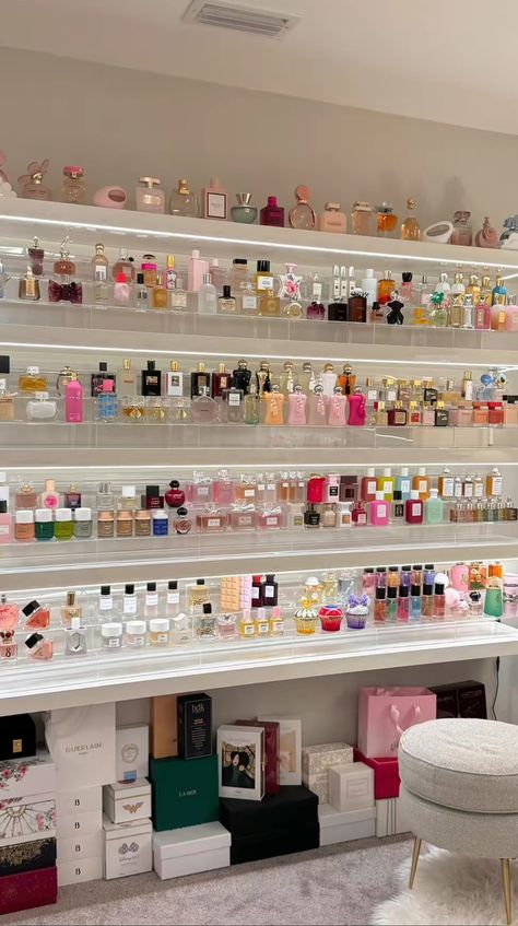 Closet Perfume Display, Dream Beauty Room, Perfume Collection Organization, Perfume Organizer Ideas, Perfume Sample Organization, Perfume Organization Aesthetic, Glam Bookshelf Decor, Perfume Display Ideas, Closet Beauty Room