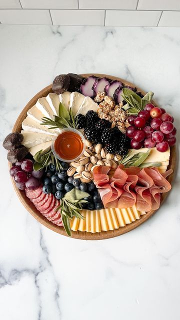 Fruit Cheese Meat Charcuterie Board, Charcuterie Board With Goat Cheese, Aesthetic Charcuterie Board Ideas, Blueberry Charcuterie Board, Charcuterie Board Oval, Medium Charcuterie Board, Prosciutto Charcuterie Board, Beautiful Charcuterie Boards, Salami Charcuterie Board