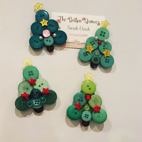 Christmas Craft Using Buttons, Christmas Pins Diy, Button Xmas Trees, Christmas Magnets Diy Craft Ideas, Diy Christmas Pins To Wear, Button Ornaments Christmas Diy, Diy Christmas Magnets, Christmas Ornaments With Buttons, Christmas Magnets Diy