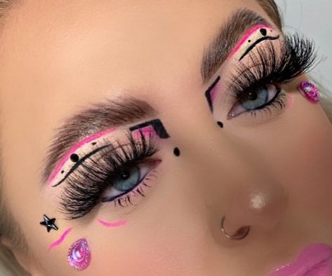 Pink And Black Graphic Liner, Black Graphic Liner, Plouise Makeup, Plouise Makeup Academy, Makeup Academy, Favorite Makeup, Graphic Liner, Instagram Graphic, Pink Makeup