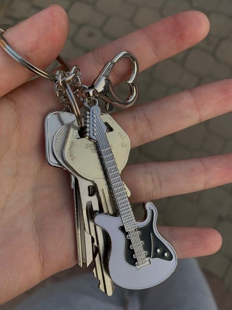 Key Fob Aesthetic, Fob Aesthetic, Key Chains Aesthetic, Aesthetic Keychain, Chains Aesthetic, Cool Keychains, Pom Keychain, Phone Decor, Pom Pom Keychain