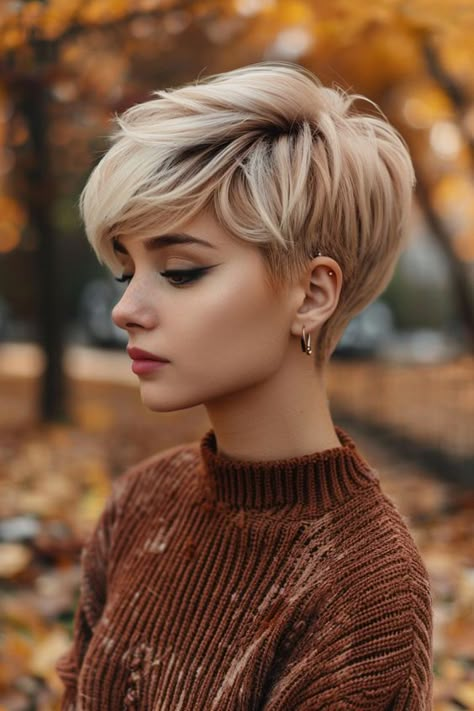 Blond Short Layered Hair, Hair Fall Color Ideas, Pixie Haircut Color Ideas, Blonde Hair Color Ideas Fall 2024, Fall Hair Colors For Blondes Short, Very Short Hair Color Ideas, Hair Color For Pixie Haircut, Fall Blonde Hair Color Short, Women’s Short Hairstyles