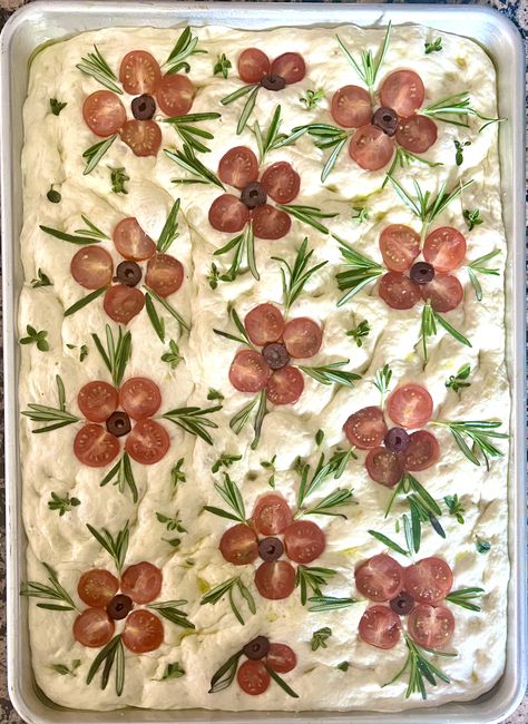 Foccacia Bread Floral, Foccacia Bread Recipes Art, Foccacia Decoration, Decorative Foccacia, Foccacia Bread Decorating, Foccacia Art Bread, Fall Focaccia Bread Art, Pretty Foccacia, Foccacia Bread Design