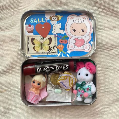 cr: battabeeto Metal Box Ideas, Altoids Wallets, Diy Trinket Box, Altoid Wallet, Altoids Wallet, Mint Tin Crafts, Wallet Ideas, Tin Ideas, Burts Bees Lip Balm