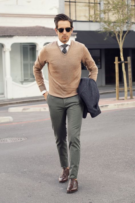 Tan v-neck knit + white dress shirt + gray printed tie + chinos + wingtip shoes Mens Semi Formal Wear, Green Pants Men, Chinos Men Outfit, Green Pants Outfit, Mens Fashion Suits Casual, Formal Attire For Men, Sweater Outfits Men, Semi Formal Outfits, Winter Mode