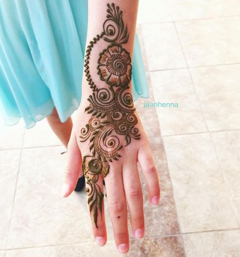 Latest Simple Arabic Mehndi Designs 2020 with Videos | Daily InfoTainment Birthday Henna, Simple Arabic Mehndi, Khafif Mehndi Design, Arabic Mehndi Design, Simple Arabic Mehndi Designs, Arabic Henna Designs, Bridal Mehendi Designs Hands, Rose Mehndi Designs, Stylish Mehndi Designs