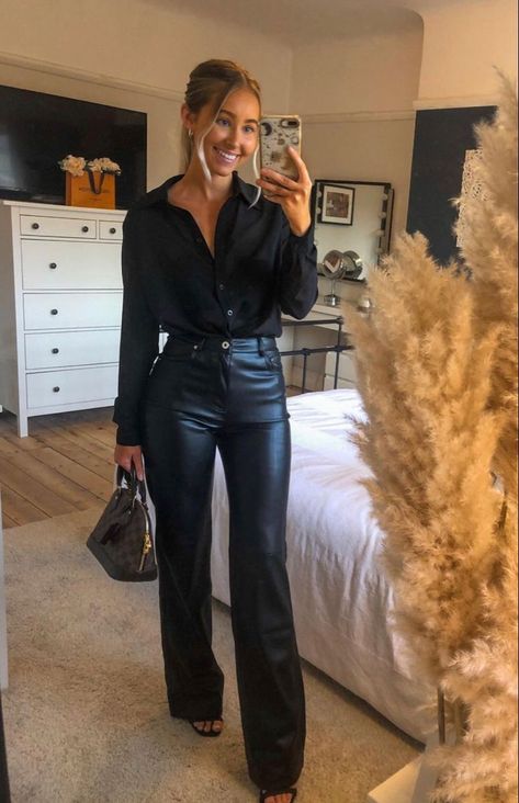 IG: @gatesofstyle Check more at https://beautyfashionideas.com/heels/ig-gatesofstyle/ Elegantes Party Outfit, Lederhosen Outfit, Elegantes Outfit Damen, Fest Outfits, Leather Pants Outfit, Looks Black, Stylish Work Outfits, Night Out Outfit, Looks Chic