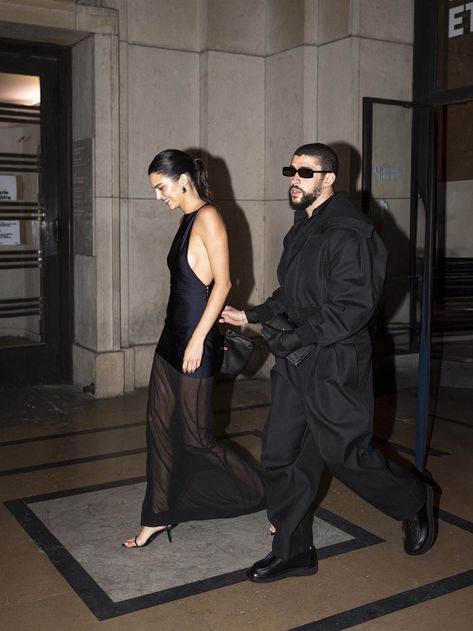 Are Kendall Jenner and Bad Bunny Dating Again? Their Fashion Offers a Hint Kendall Jenner And Bad Bunny, Bad Bunny And Kendall Jenner, Bad Bunny Style, Men Modeling, Couple Dressing, Guy Friends, Kendall Jenner Outfits, Jenner Outfits, Matching Couple Outfits