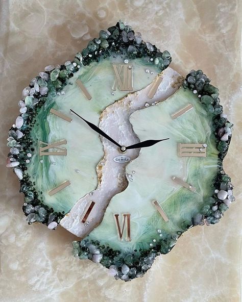 Clock Ideas Creative, Wall Clock Design Ideas, Epoxy Resin Wall, Resin Art Canvas, Epoxy Wall, Wall Clock Decor, Resin Gifts, Resin Wall Clock, Cut Recipe