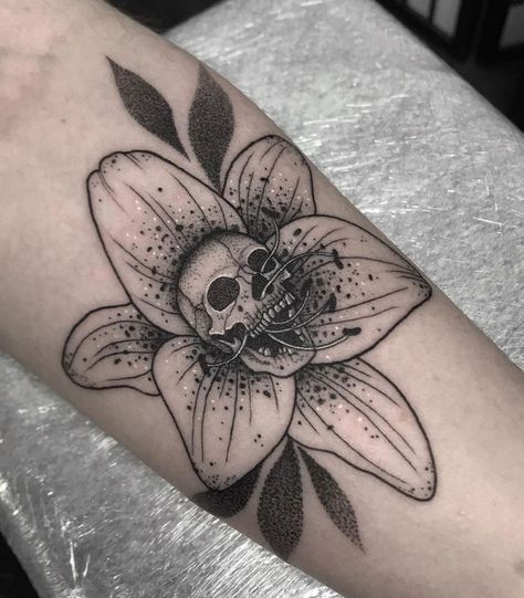 Lily Skull Tattoo, Skull Flower Tattoo, Lily Tattoo, Grey Tattoo, Tiger Lily, Black And Grey Tattoos, Skull Tattoo, Tatting, Tattoo Ideas