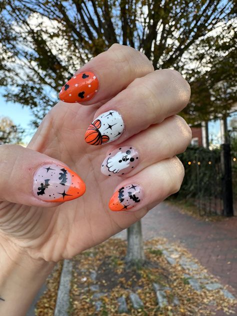 Mickey Mouse Pumpkin Nails, Disney Nail Designs Halloween, Disney And Harry Potter Nails, October Pedicure Ideas, Disneyland Nails Halloween, Disney Pumpkin Nails, Minnie Halloween Nails, Halloween Town Nails, Halloween Disney Nails Design