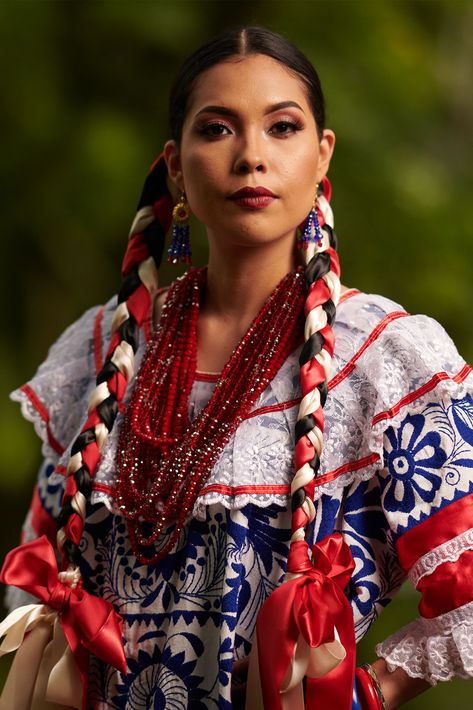 Resplandor Iguana Peruvian Women Beauty, Traditional Hispanic Hairstyles, Mexican Dresses Traditional, Hispanic Hairstyles, Mexico Women, Women Culture, Mexican Beauty, Mexican Hairstyles, Mexican Models