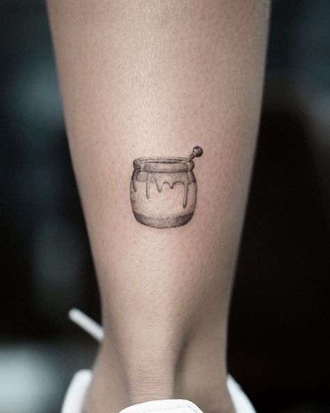 Tivas on Instagram: “hunny pot 🐻🍯 done at @yantstudio - info@yantstudio.com ———————— . . . . . . . . . . #yantstudio #newyorktattoo #nyctattoo #queenstattoo…” Honey Tattoo Ideas, Honey Pot Tattoo, Pot Tattoo, Honey Tattoo, Honey Bee Tattoo, Honeycomb Tattoo, Hunny Pot, Tattoos Inspo, Tasteful Tattoos