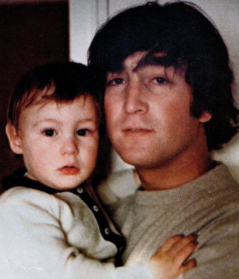 ♡♥John Lennon holds his first born son Julian - click on pic to see a full screen pic in a better looking black background♥♡ John Lennon Yoko Ono, Sean Lennon, John Lennon And Yoko, Julian Lennon, John Lennon Beatles, Beatles Photos, Yoko Ono, Love Me Do, British Invasion