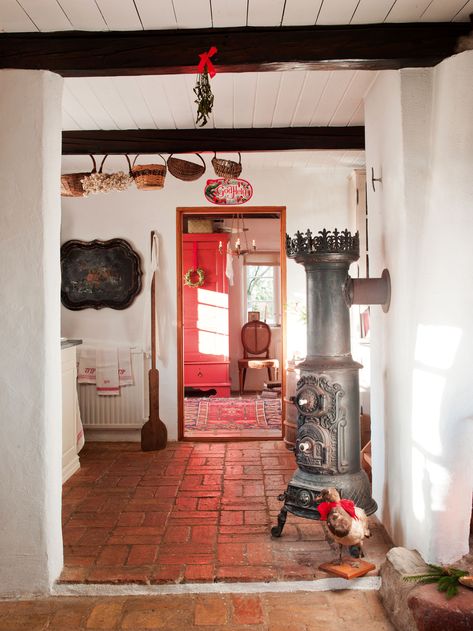 Swedish Cabin Interior, Swedish House Interior, Swedish Cottage Interior, Swedish Cabin, Swedish Summer House, Swedish Country House, 1800s Home, Swedish Homes, Swedish Home